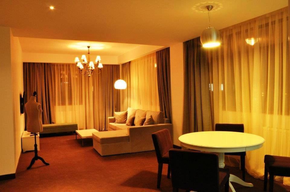 Apart Hotel Vlad Tepes Braşov Buitenkant foto